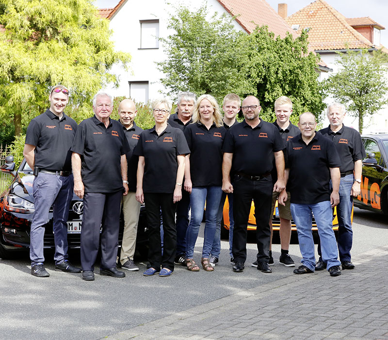 Businessshooting mit Gruppenbild einer Firma in schwarzen Poloshirts