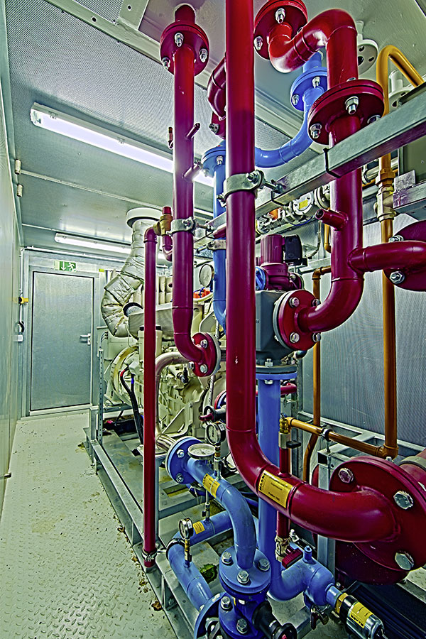 Produktfotografie eines Maschinenraums innen mit verschiedenen Rohren