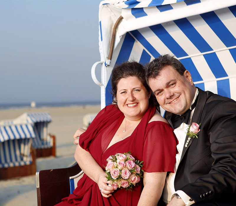 Hochzeitsshooting eines Brautpaares im Strandkorb in der Sonne