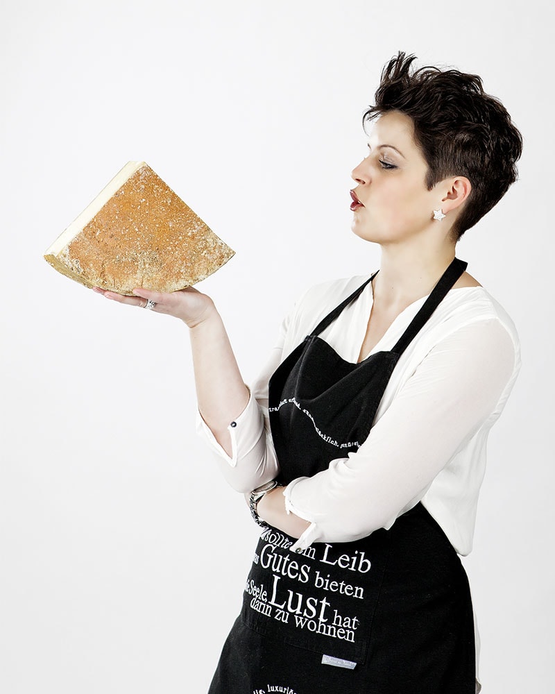 Dame mit Käse in der Hand für Produktfotografie