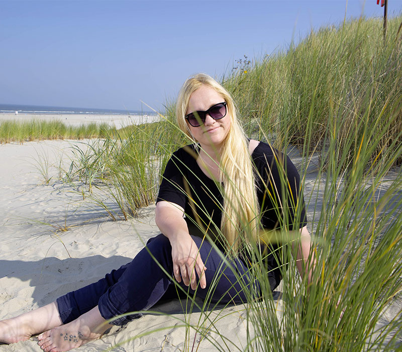 Portraitbilder einer jungen Frau am Stand in der Sonne